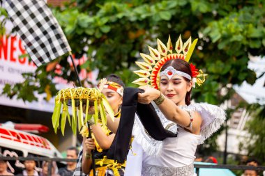 Rejang Rwa Bhineda 4. BEN Karnavalı 'nda Bali' den dans ediyor. Bu dans evrenin dengesini sembolize ediyor..
