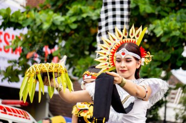 Rejang Rwa Bhineda 4. BEN Karnavalı 'nda Bali' den dans ediyor. Bu dans evrenin dengesini sembolize ediyor..