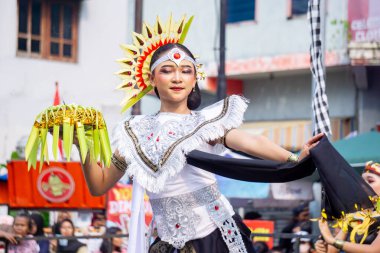 Rejang Rwa Bhineda 4. BEN Karnavalı 'nda Bali' den dans ediyor. Bu dans evrenin dengesini sembolize ediyor..