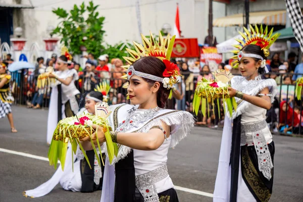 Rejang Rwa Bhineda 4. BEN Karnavalı 'nda Bali' den dans ediyor. Bu dans evrenin dengesini sembolize ediyor..