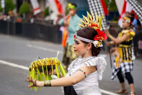 Rejang Rwa Bhineda 4. BEN Karnavalı 'nda Bali' den dans ediyor. Bu dans evrenin dengesini sembolize ediyor..