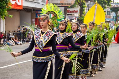 Nusa bungtilu dans Nusa Tenggara Timur 'dan. Bu dans Semau Adası 'nın güzelliğini, doğal zenginliğini ve kültürel potansiyelini tasvir eder..