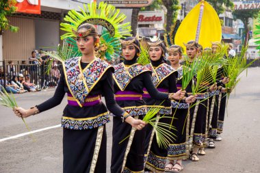 Nusa bungtilu dans Nusa Tenggara Timur 'dan. Bu dans Semau Adası 'nın güzelliğini, doğal zenginliğini ve kültürel potansiyelini tasvir eder..
