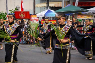 Nusa bungtilu dans Nusa Tenggara Timur 'dan. Bu dans Semau Adası 'nın güzelliğini, doğal zenginliğini ve kültürel potansiyelini tasvir eder..