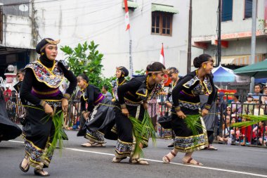 Nusa bungtilu dans Nusa Tenggara Timur 'dan. Bu dans Semau Adası 'nın güzelliğini, doğal zenginliğini ve kültürel potansiyelini tasvir eder..