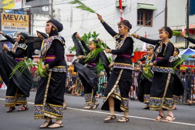 Nusa bungtilu dans Nusa Tenggara Timur 'dan. Bu dans Semau Adası 'nın güzelliğini, doğal zenginliğini ve kültürel potansiyelini tasvir eder..