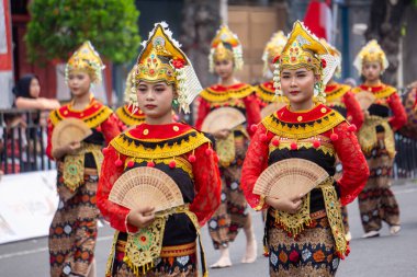 Gandrung sasak dansı Lombok 'tan (Nusa Tenggara Barat) gelir. Bu dans Sasak halkının neşesini, sevgisini ve sevgisini simgeliyor..