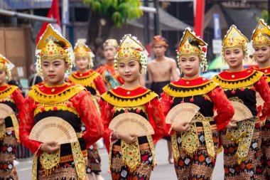 Gandrung sasak dansı Lombok 'tan (Nusa Tenggara Barat) gelir. Bu dans Sasak halkının neşesini, sevgisini ve sevgisini simgeliyor..