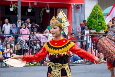 Gandrung sasak dansı Lombok 'tan (Nusa Tenggara Barat) gelir. Bu dans Sasak halkının neşesini, sevgisini ve sevgisini simgeliyor..