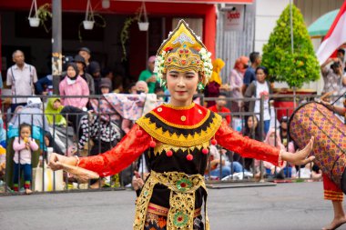 Gandrung sasak dansı Lombok 'tan (Nusa Tenggara Barat) gelir. Bu dans Sasak halkının neşesini, sevgisini ve sevgisini simgeliyor..