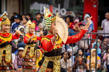 Gandrung sasak dansı Lombok 'tan (Nusa Tenggara Barat) gelir. Bu dans Sasak halkının neşesini, sevgisini ve sevgisini simgeliyor..