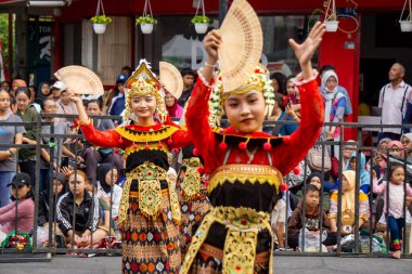 Gandrung sasak dansı Lombok 'tan (Nusa Tenggara Barat) gelir. Bu dans Sasak halkının neşesini, sevgisini ve sevgisini simgeliyor..