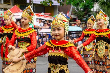Gandrung sasak dansı Lombok 'tan (Nusa Tenggara Barat) gelir. Bu dans Sasak halkının neşesini, sevgisini ve sevgisini simgeliyor..