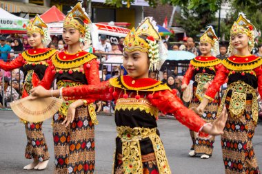 Gandrung sasak dansı Lombok 'tan (Nusa Tenggara Barat) gelir. Bu dans Sasak halkının neşesini, sevgisini ve sevgisini simgeliyor..
