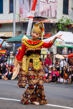 Gandrung sasak dansı Lombok 'tan (Nusa Tenggara Barat) gelir. Bu dans Sasak halkının neşesini, sevgisini ve sevgisini simgeliyor..