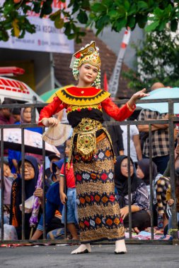 Gandrung sasak dansı Lombok 'tan (Nusa Tenggara Barat) gelir. Bu dans Sasak halkının neşesini, sevgisini ve sevgisini simgeliyor..