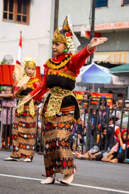 Gandrung sasak dansı Lombok 'tan (Nusa Tenggara Barat) gelir. Bu dans Sasak halkının neşesini, sevgisini ve sevgisini simgeliyor..