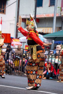 Gandrung sasak dansı Lombok 'tan (Nusa Tenggara Barat) gelir. Bu dans Sasak halkının neşesini, sevgisini ve sevgisini simgeliyor..