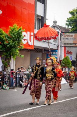 BEN Karnavalı 'ndaki Nusa Tenggara Barat' tan geleneksel bir kostümle Endonezyalı.