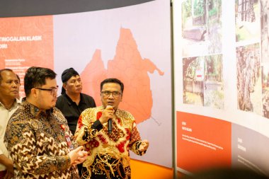 Asyalılar tarihi eser koleksiyonlarını görmek için müzeleri ziyaret ederler..