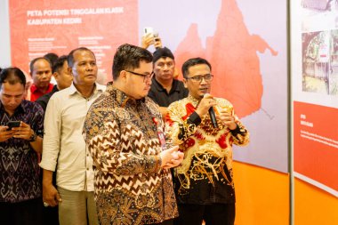 Asyalılar tarihi eser koleksiyonlarını görmek için müzeleri ziyaret ederler..