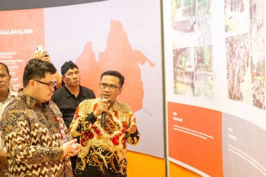 Asyalılar tarihi eser koleksiyonlarını görmek için müzeleri ziyaret ederler..