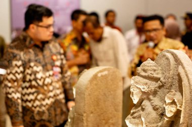 Asyalılar tarihi eser koleksiyonlarını görmek için müzeleri ziyaret ederler..