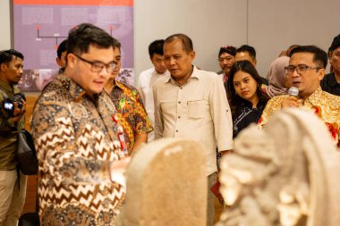 Asyalılar tarihi eser koleksiyonlarını görmek için müzeleri ziyaret ederler..