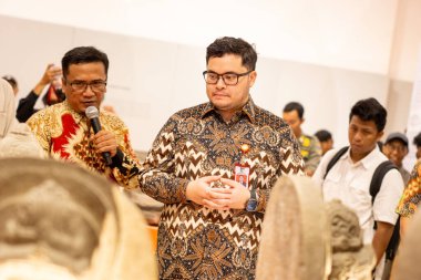 Asyalılar tarihi eser koleksiyonlarını görmek için müzeleri ziyaret ederler..