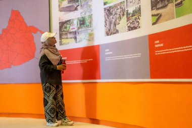 Asyalılar tarihi eser koleksiyonlarını görmek için müzeleri ziyaret ederler..