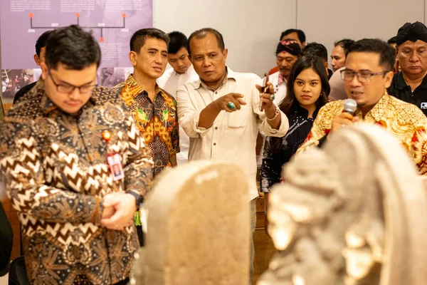 Asyalılar tarihi eser koleksiyonlarını görmek için müzeleri ziyaret ederler..