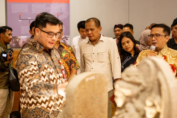 Asyalılar tarihi eser koleksiyonlarını görmek için müzeleri ziyaret ederler..