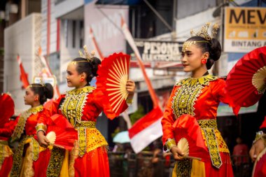 4. BEN Karnavalı 'nda Gorontalo, Sulawesi' den Tidi lo O 'ayabu dansı. Bu dans bir eşin zarafetini, gücünü ve bilgeliğini tasvir eder..