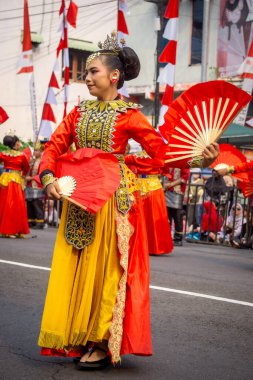 4. BEN Karnavalı 'nda Gorontalo, Sulawesi' den Tidi lo O 'ayabu dansı. Bu dans bir eşin zarafetini, gücünü ve bilgeliğini tasvir eder..