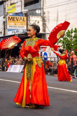 4. BEN Karnavalı 'nda Gorontalo, Sulawesi' den Tidi lo O 'ayabu dansı. Bu dans bir eşin zarafetini, gücünü ve bilgeliğini tasvir eder..