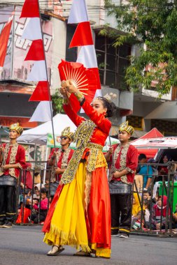 4. BEN Karnavalı 'nda Gorontalo, Sulawesi' den Tidi lo O 'ayabu dansı. Bu dans bir eşin zarafetini, gücünü ve bilgeliğini tasvir eder..