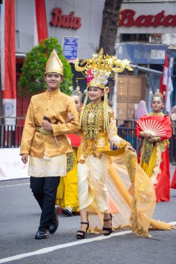 4. BEN Karnavalı sırasında Gorontalo 'dan geleneksel kıyafetler giyen Asyalı bir çift.