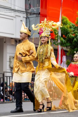 4. BEN Karnavalı sırasında Gorontalo 'dan geleneksel kıyafetler giyen Asyalı bir çift.
