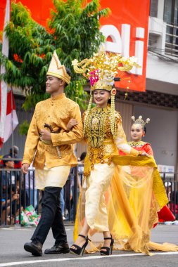 4. BEN Karnavalı sırasında Gorontalo 'dan geleneksel kıyafetler giyen Asyalı bir çift.