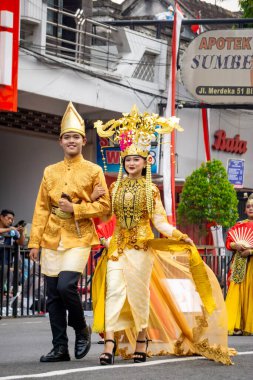 4. BEN Karnavalı sırasında Gorontalo 'dan geleneksel kıyafetler giyen Asyalı bir çift.