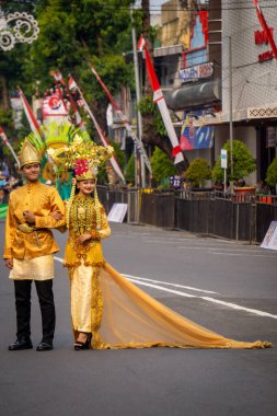 4. BEN Karnavalı sırasında Gorontalo 'dan geleneksel kıyafetler giyen Asyalı bir çift.