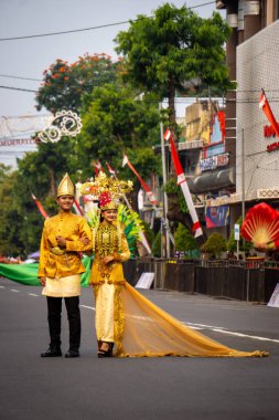 4. BEN Karnavalı sırasında Gorontalo 'dan geleneksel kıyafetler giyen Asyalı bir çift.