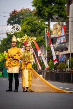 4. BEN Karnavalı sırasında Gorontalo 'dan geleneksel kıyafetler giyen Asyalı bir çift.