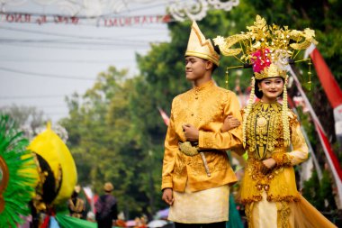 4. BEN Karnavalı sırasında Gorontalo 'dan geleneksel kıyafetler giyen Asyalı bir çift.