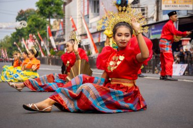 Batı Sulawesi 'den Mappande Banua dansı. - Evet. Bu dans bir minnettarlık ve Tanrı 'dan yemek istemek içindir..