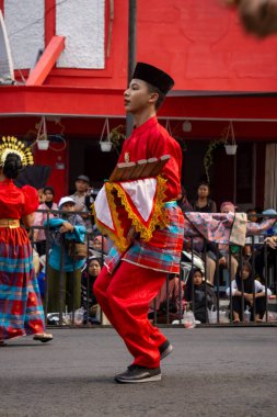 Batı Sulawesi 'den Mappande Banua dansı. - Evet. Bu dans bir minnettarlık ve Tanrı 'dan yemek istemek içindir..