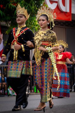 Batı Sulawesi 'nin geleneksel kostümlü Asyalı çifti. Çok güzel ve yakışıklı görünüyorlar..