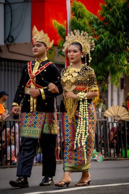 Batı Sulawesi 'nin geleneksel kostümlü Asyalı çifti. Çok güzel ve yakışıklı görünüyorlar..