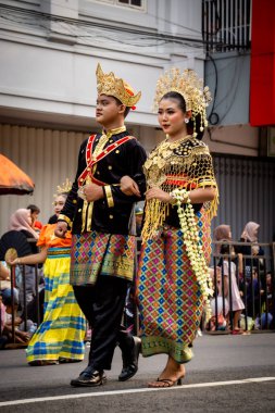 Batı Sulawesi 'nin geleneksel kostümlü Asyalı çifti. Çok güzel ve yakışıklı görünüyorlar..