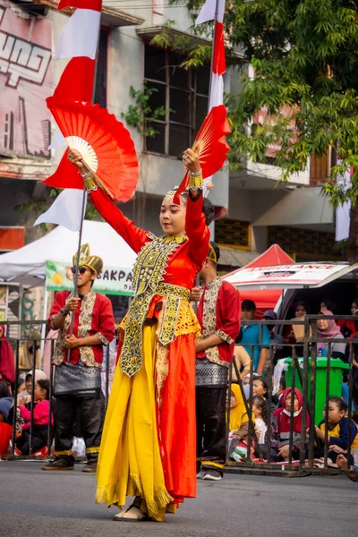 4. BEN Karnavalı 'nda Gorontalo, Sulawesi' den Tidi lo O 'ayabu dansı. Bu dans bir eşin zarafetini, gücünü ve bilgeliğini tasvir eder..